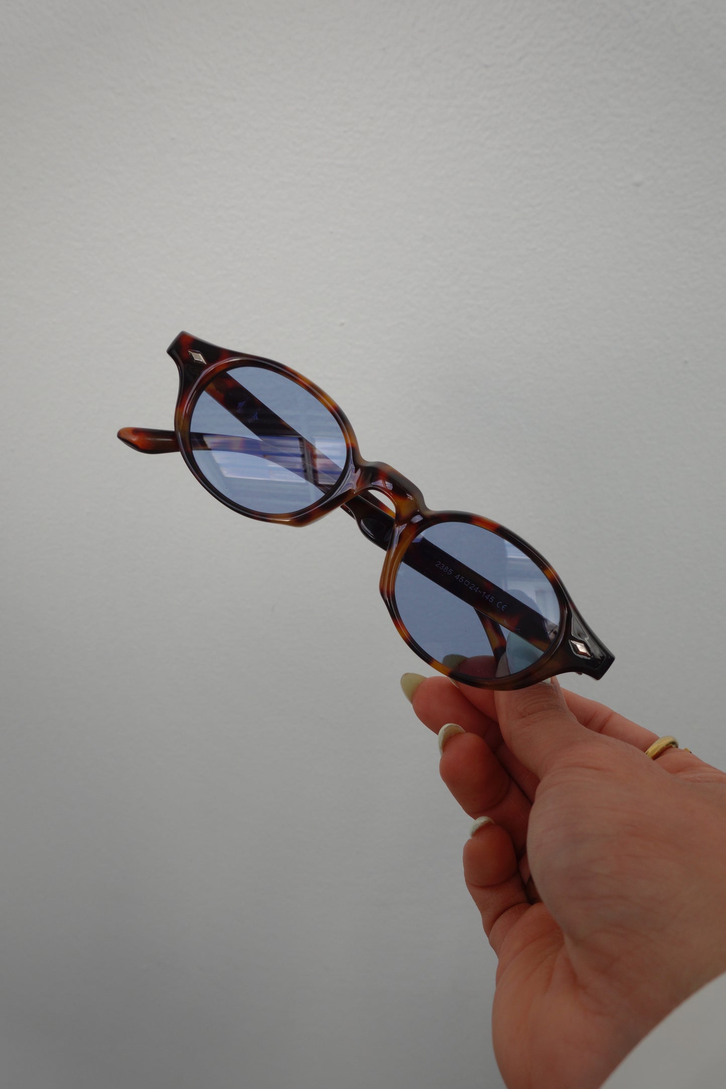 TORTOISE FRAME BLUE LENSE SUNNIES